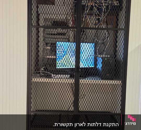 ארון תקשורת עם ציוד מחשבים וכבלים